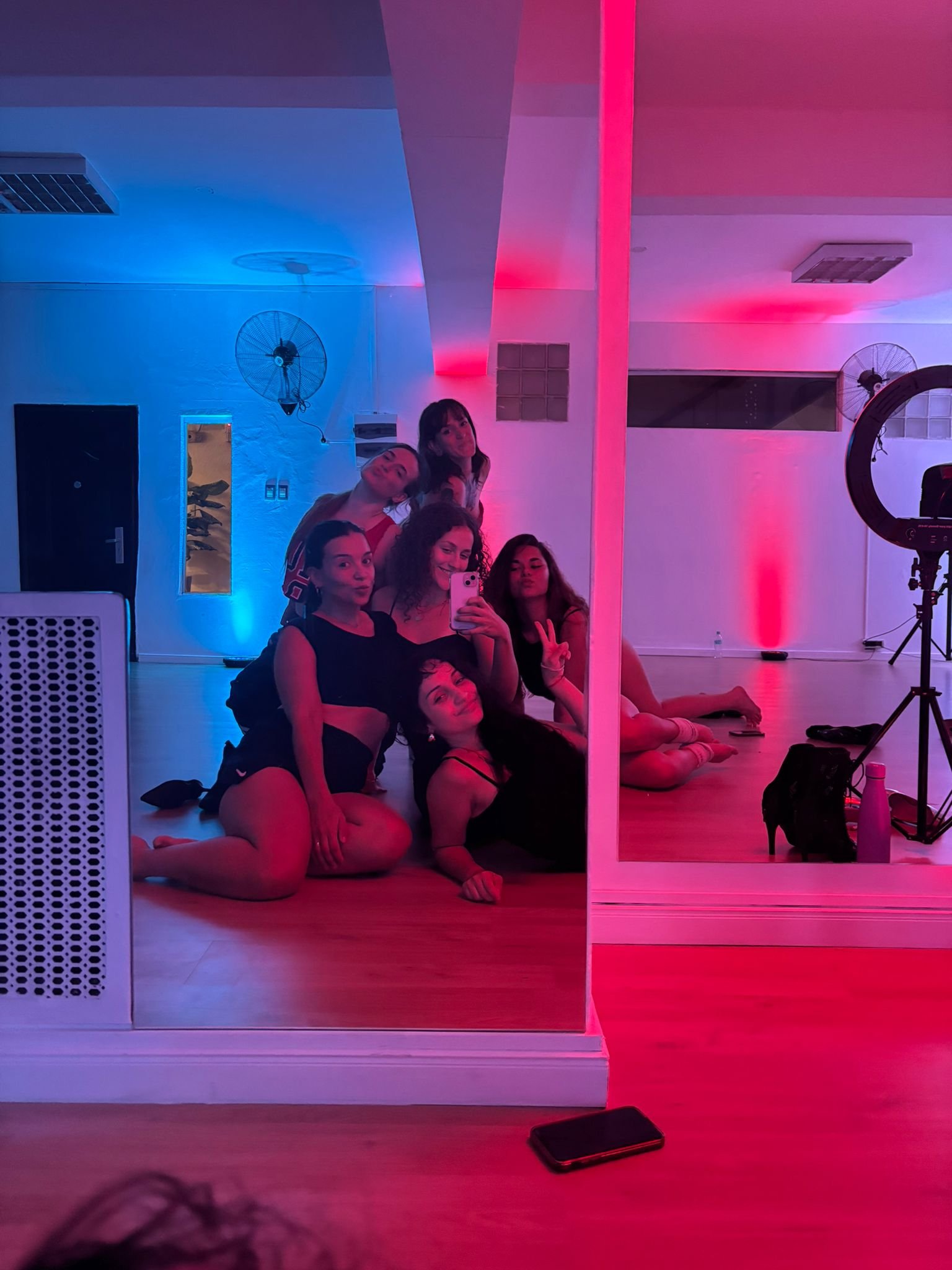 Bailarinas de On Heels en el estudio, con luces neón rosas y azules